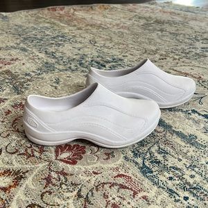 Scrub Zone energize white clogs